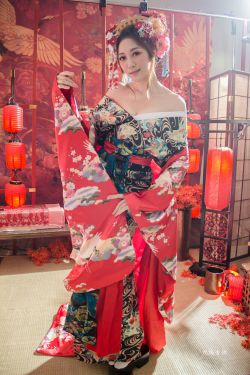 农村老妇女撒尿